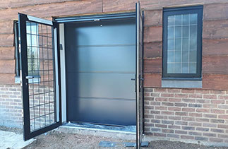A Carteck 40mm insulated sectional garage door. In the Solid rib style in a Anthracite Grey smooth finish. Fitted in Guildford. Surrey.