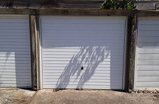 A Garador steel range up and over garage in the Horizon style. In White with a White steel frame. Fitted in Woking. Surrey.