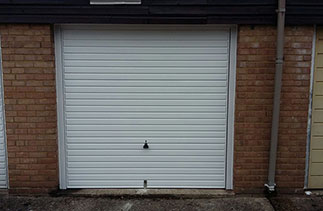 A Garador Horizon on retractable plus door gear fitted with a white steel frame. Door fitted in Bracknell, Berkshire.